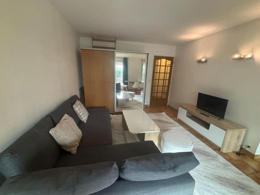 F2 Avec Terrasse, Parking Gratuit Apartamento Guyancourt Exterior foto
