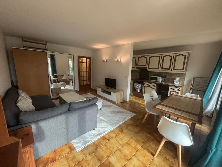 F2 Avec Terrasse, Parking Gratuit Apartamento Guyancourt Exterior foto